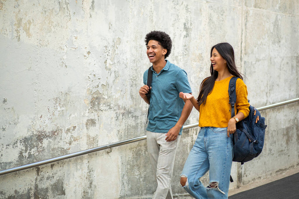 Portret szczęśliwa młoda para spaceruje z torbami na ulicy - Zdjęcie, obraz