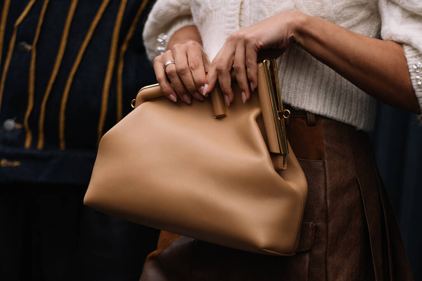 Мілан, Італія - 22 лютого 2023 року: жінка, яка носить першу сумку для плечей Fendi. Деталі вбрання модного блогера, стиль вулиці - Фото, зображення