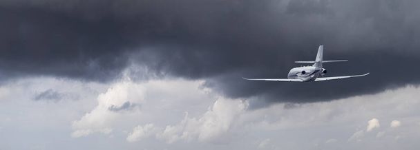 el avión vuela a través de las nubes - Foto, Imagen