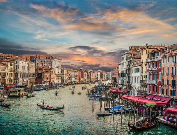 Canal Grande ünlü Rialto Bridge gün batımında, Venedik, İtalya - Fotoğraf, Görsel