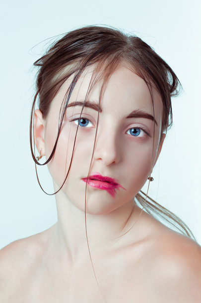 Schoonheid portret van een jong meisje. Ochtend afbeelding met het effect van natte gezicht - Foto, afbeelding