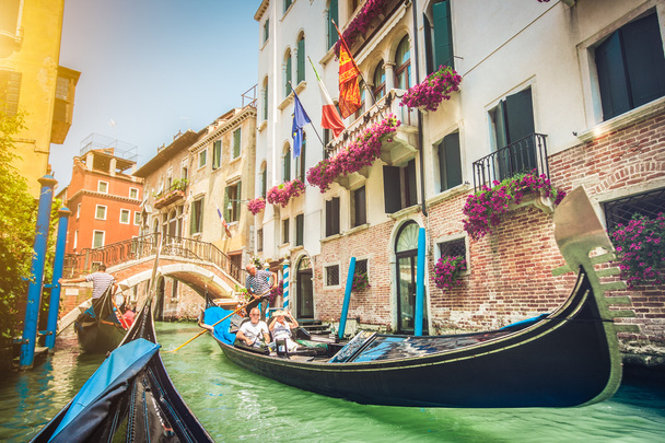 Gondels op kanaal in Venetië, Italië met retro vintage Instagram stijl effect filteren - Foto, afbeelding