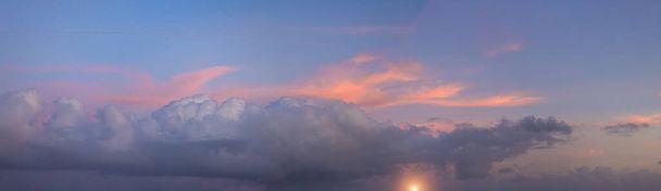 Scénický panoramatický západ slunce nad karibskými ostrovy s romantickou barevnou oblohou nad obzorem. - Fotografie, Obrázek