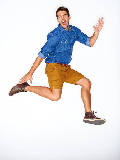 Retrato, moda e energia com um homem pulando em estúdio em um fundo branco para moda hipster na moda. Sucesso, vencedor e salto para a motivação com um modelo jovem gritando em uma roupa. - Foto, Imagem