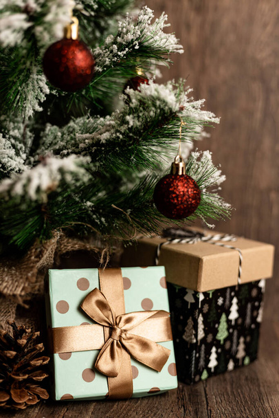 Kerstboom met geschenken. Kerstfeest thuis. Cadeaus liggen onder de kerstboom. Hoge kwaliteit foto - Foto, afbeelding