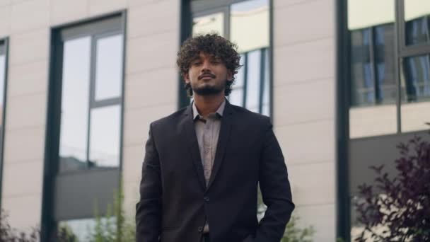 30s Arabische zakelijke werkgever duizendjarige Indiase man ondernemer gelukkig succesvolle tevreden zakenman tonen duim omhoog als aanbeveling gebaar ondersteuning eens teken prestatie goed te keuren in de stad buiten - Video