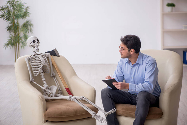 Junge Psychologin trifft auf Skelett - Foto, Bild