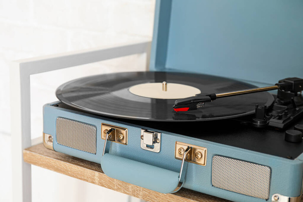 Lecteur de disques avec disque vinyle sur étagère en bois - Photo, image