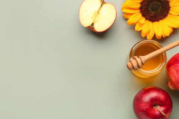 Purkki hunajaa omenat ja auringonkukka Rosh Hashanah juhla (Juutalainen uusi vuosi) harmaalla taustalla - Valokuva, kuva