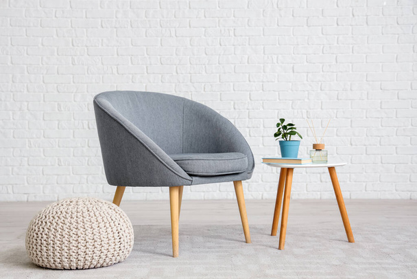 Yksinkertainen sisustus nojatuoli ja sohvapöytä - Valokuva, kuva