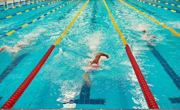 Carriles de la piscina turquesa, un símbolo del deporte y los Juegos Olímpicos. - Foto, Imagen