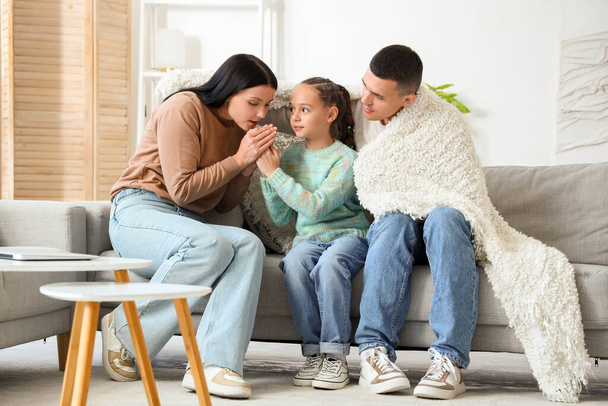 Família congelada com falta de aquecimento mãos aquecidas em casa - Foto, Imagem
