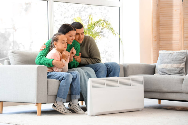 Zmrazené rodinné oteplování v blízkosti radiátoru doma - Fotografie, Obrázek