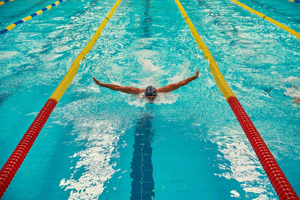 Kyiv, Ukrayna, 10.28.2023. CSK ZSU spor kompleksinde yüzme yarışması. Turkuaz yüzme havuz şeritleri, sporun ve olimpiyatların sembolü. Yunus yüzme stili. - Fotoğraf, Görsel