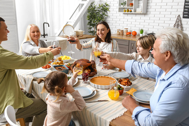 Şükran Günü 'nde mutlu bir aile şenlik masasında yemek yiyor. - Fotoğraf, Görsel