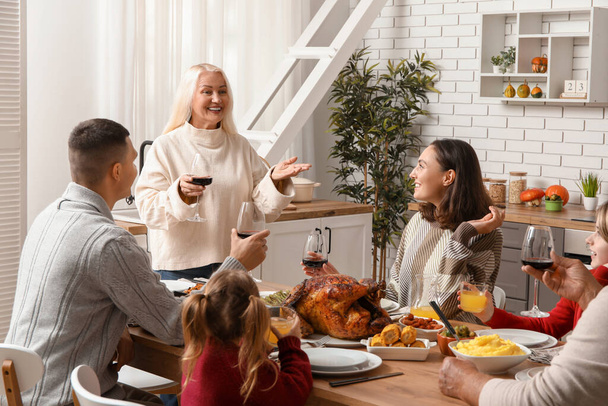 Счастливая семья ужинает за праздничным столом в День Благодарения - Фото, изображение