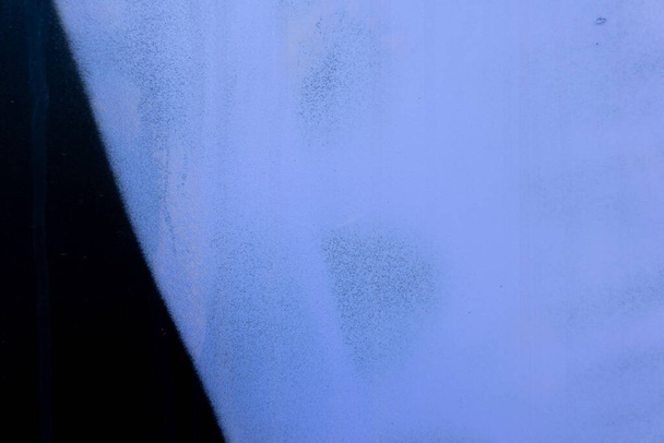 Абстрактний фон вуличних стін, пофарбований у чорно-фіолетові кольори. Помилкові штрихи та штрихи, кольорові краплі, потоки, смуги фарби та спреї для фарби. - Фото, зображення