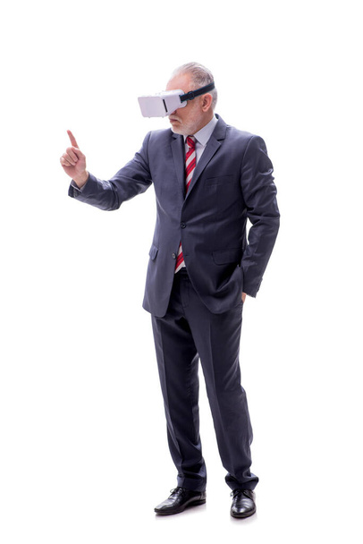 Uomo d'affari che indossa occhiali virtuali isolati su bianco - Foto, immagini