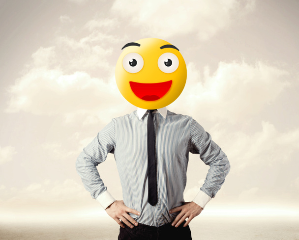 επιχειρηματίας φοράει κίτρινο χαμογελαστό πρόσωπο - Φωτογραφία, εικόνα