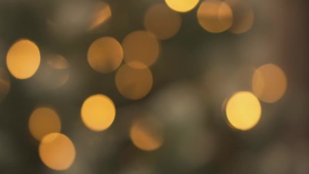 Los elementos de luz en el árbol de Navidad añaden brillo y un ambiente de armonía a las vacaciones. Efectos de iluminación y bokeh añaden singularidad y fabulosidad a la decoración de Navidad que puede impresionar a todos - Imágenes, Vídeo