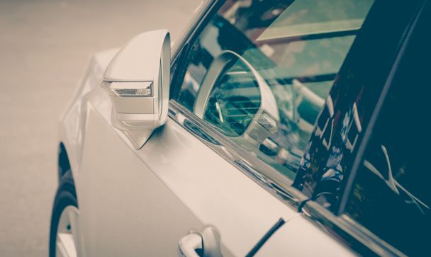 πολυτελές αυτοκίνητο κλειστό πλευρικού καθρέπτη - Φωτογραφία, εικόνα