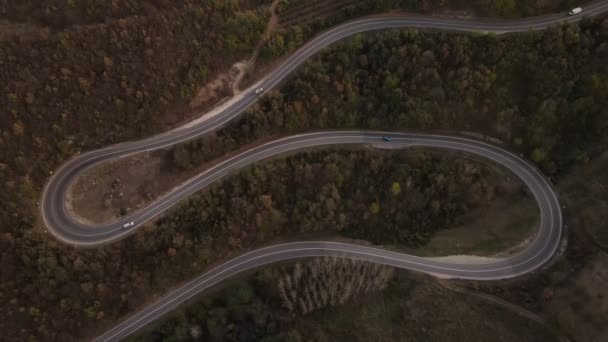 Auto fahren auf Gebirgszug Natur Luftaufnahme im Herbst Tag - Filmmaterial, Video