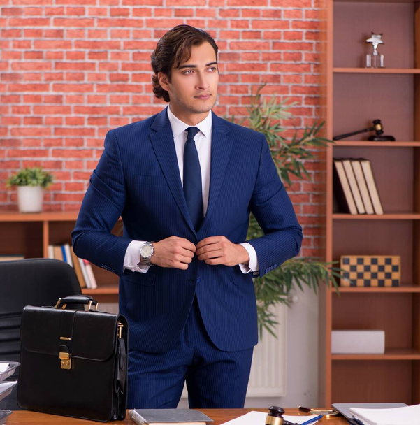 Der junge, gutaussehende Anwalt arbeitet in seinem Büro - Foto, Bild