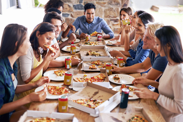 Mi jobb, mint a pizza a barátokkal. Egy baráti társaság együtt pizzázik. - Fotó, kép