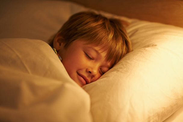 Dorme sempre così tranquillamente. un bambino addormentato nel suo letto - Foto, immagini