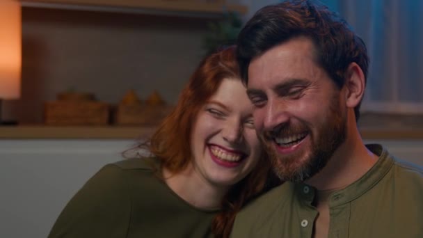 Close-up szczęśliwy uśmiech beztroski zabawny kochający rodzina kaukaski para miłość mężczyzna kobieta mąż żona chłopak dziewczyna śmiech spędzić romantyczny wieczór razem w domu domowe randkowe uczucie - Materiał filmowy, wideo