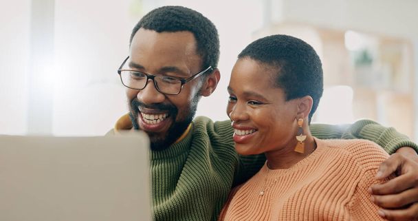 Ev bilgisayarı, gülümseme ve online mağaza indirimi okuyan siyah çift, sosyal ağ paylaşımı veya ilişki haber sitesi. Ağ bağlantısı, bilgisayar ve Afrikalı insanlar İnternet, web veya ortam sayfasını ararlar. - Fotoğraf, Görsel