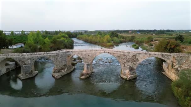 A történelmi Aspendos híd Koprucay felett napkeltekor Antalya Törökországban - Felvétel, videó
