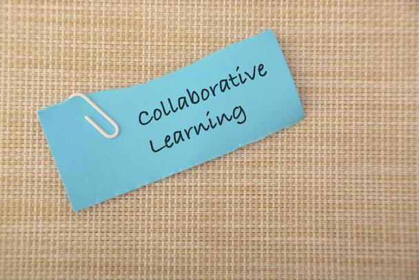 El aprendizaje colaborativo es un enfoque educativo en el que los estudiantes, a menudo trabajando en grupos o equipos, participan activamente con sus compañeros para lograr objetivos de aprendizaje comunes. - Foto, imagen
