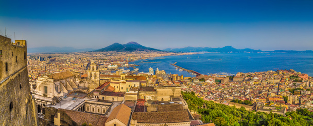 Міста Неаполь з Mt. Везувій на захід сонця, кампанія, Італія - Фото, зображення