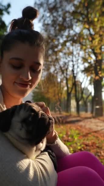 An einem sonnigen Morgen unternimmt eine hübsche junge Frau im Park spielerische Aktivitäten mit ihrem Hund. Hochwertiges 4k Filmmaterial - Filmmaterial, Video