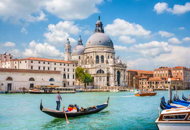 Gôndola no Canal Grande com Basílica de Santa Maria della Salute, Veneza, Itália
 - Foto, Imagem