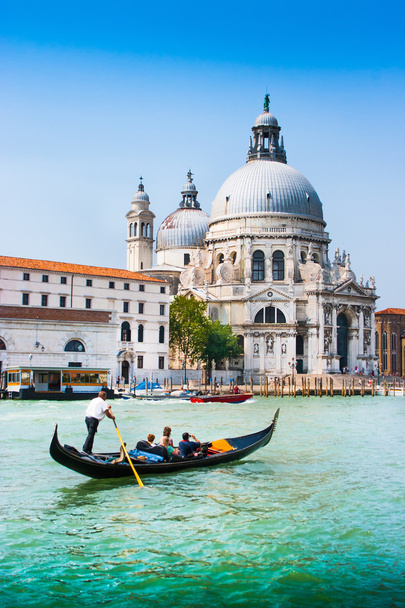 Gondel op Canal Grande met de Basilica di Santa Maria della Salute, Venetië, Italië - Foto, afbeelding