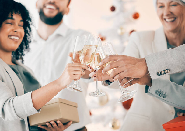 Wir feiern unseren Erfolg. eine Gruppe von Geschäftsleuten feiert, während sie bei der Arbeit mit Champagner anstößt - Foto, Bild