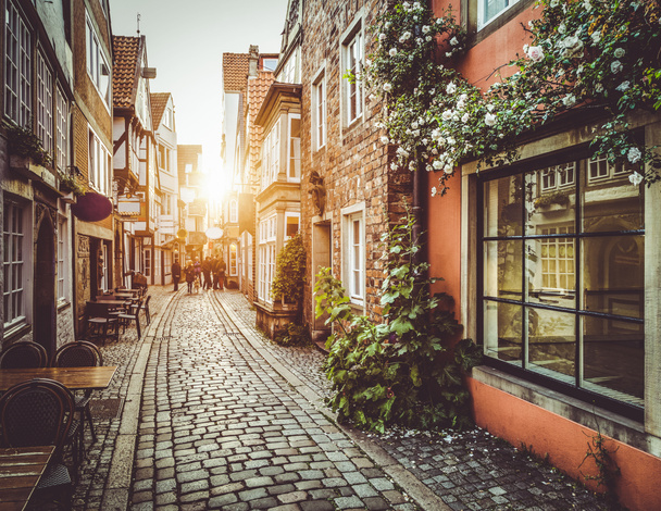 Cidade velha na Europa ao pôr do sol com efeito de filtro vintage retro
 - Foto, Imagem
