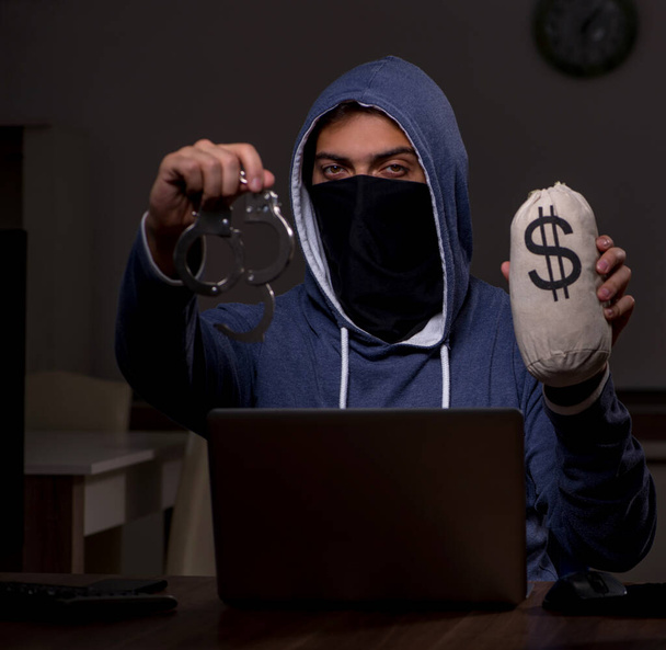 Hombre hacker piratería firewall de seguridad al final de la oficina - Foto, imagen