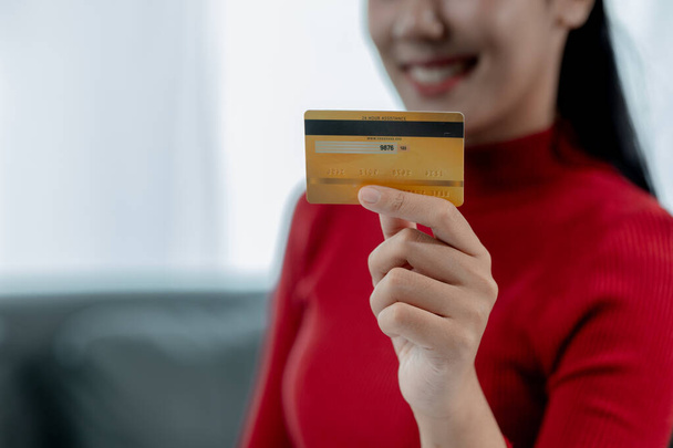 Utilice una tarjeta de crédito para realizar compras, Introducir información de la tarjeta de crédito en el sitio web para pagar la mercancía, Recibió una nueva tarjeta de débito del banco, idea de la tarjeta. - Foto, imagen
