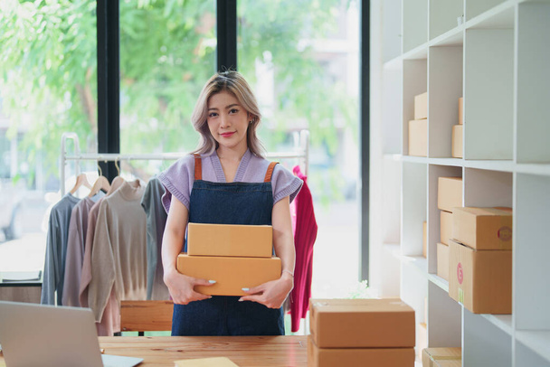 Online dodání, ženské malé podniky majitelé jsou nadšení, když vidí neočekávané prodeje a zákaznické objednávky v jejich obchodním plánování a marketingu. - Fotografie, Obrázek