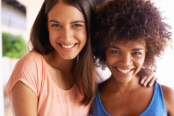 All smiles when friends hang out. two girlfriends hanging out together - Foto, imagen