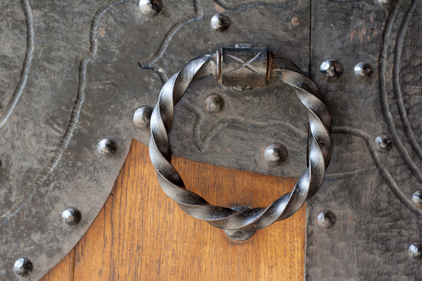 Старинный металлический дверной звонок
  - Фото, изображение