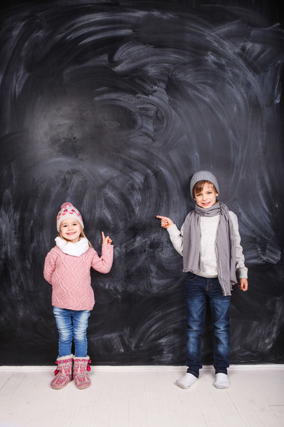 Prachtige kinderen op een grijze achtergrond - Foto, afbeelding