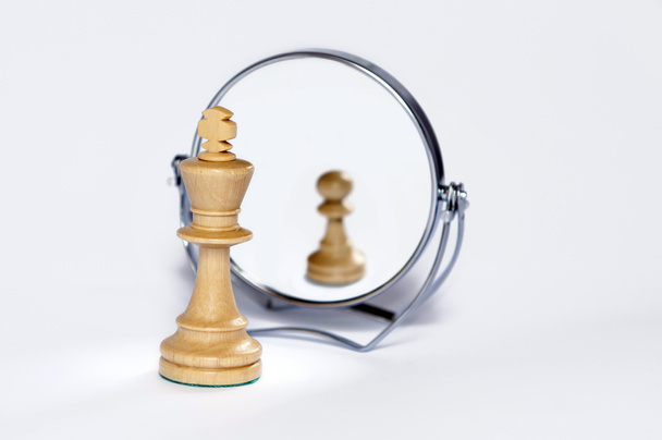 Rey de ajedrez, peón de ajedrez, contraste, reflejo
, - Foto, Imagen
