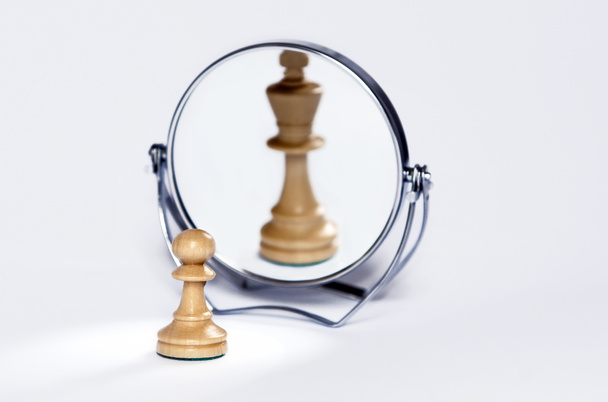 πιόνι σκακιού, σκάκι βασιλιά σε καθρέφτη reflrction - Φωτογραφία, εικόνα