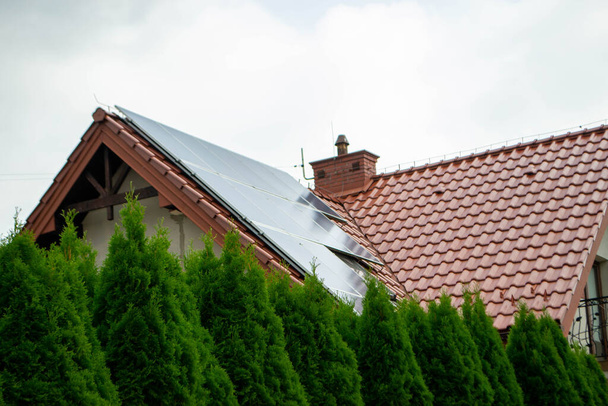 Casa telhado com módulos fotovoltaicos. Casa histórica da fazenda com painéis solares modernos no telhado e na parede Foto de alta qualidade - Foto, Imagem