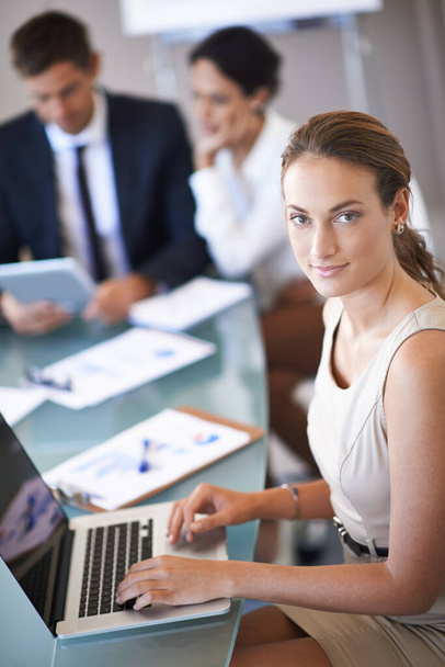 BYOD - Traga seu próprio dispositivo. uma mulher de negócios durante uma reunião com seus colegas - Foto, Imagem