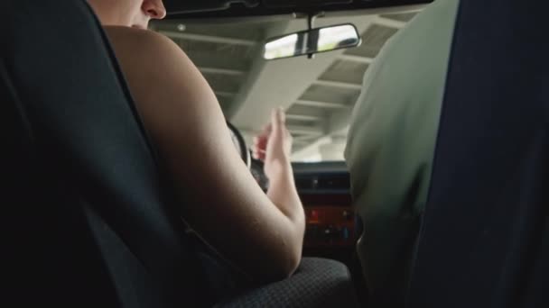 Takaisin näkymä musta kaveri antaa wad käteistä valkoihoinen mies kuljettaja ostaessaan ruohoa autossa parkkipaikalla - Materiaali, video